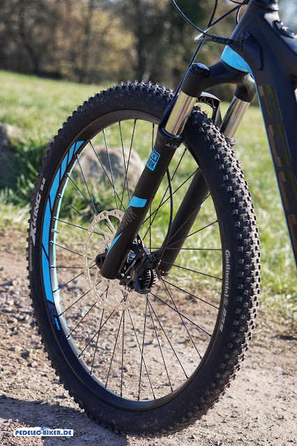 Das Focus Bold² besitzt das volle eMTB-Paket: 203mm Bremsscheibe, Bremsbeläge mit Kühlrippen und eine RockShox Federgabel.