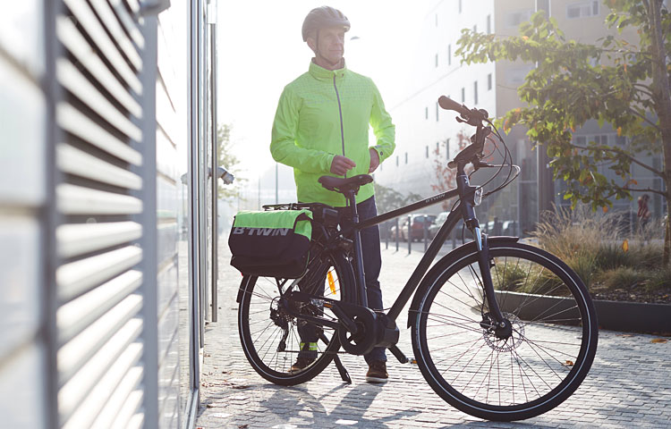 ciclista con abbigliamento e accessori Decathlon