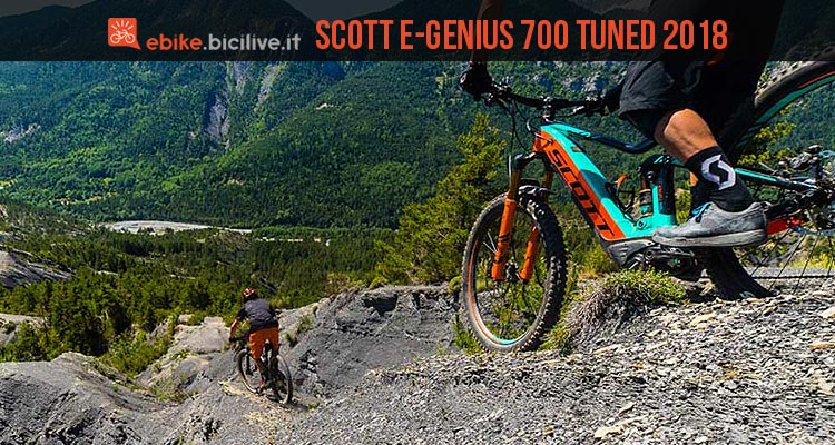 biker scende un trail con l'emtb Scott e-Genius 700