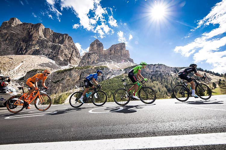 corridori impegnati in una salita del Giro d'Italia