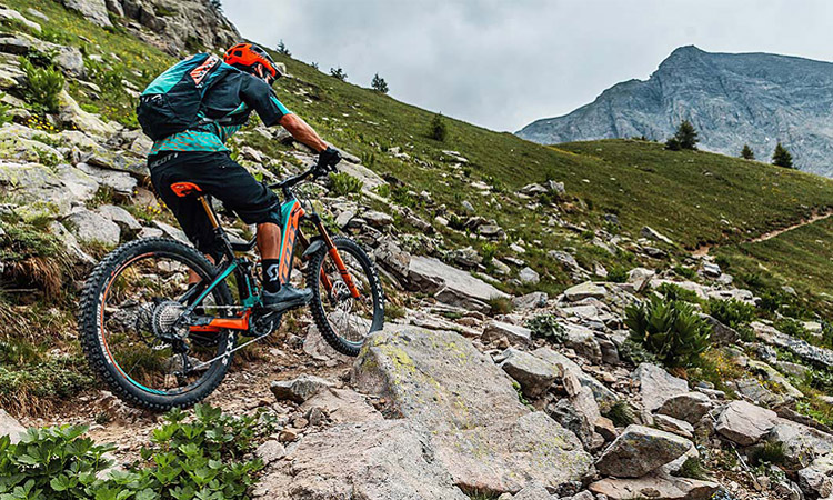 emtb Scott e-Genius in salita su un sentiero di montagna