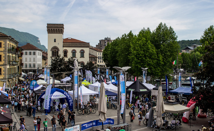 Una vista di piazza Cermenati di Lecco gremita di appassionati di ebike