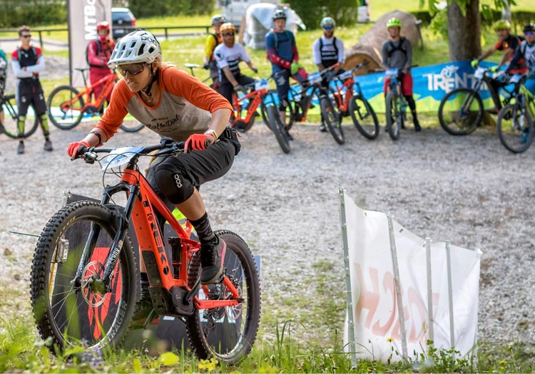 biker in sella a una emtb con motore Bosch