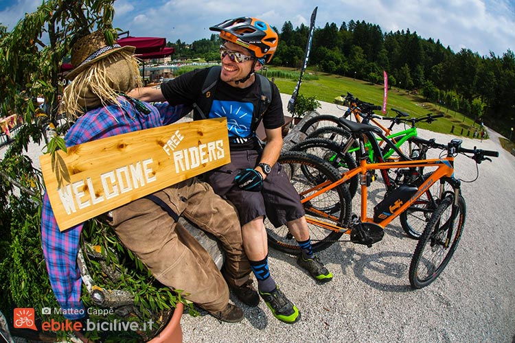 foto di claudio riotti al lago di lavarone con ebike