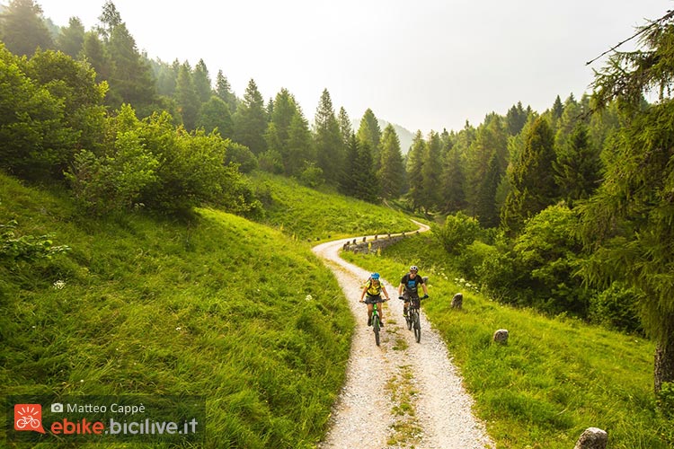 foto di due biker su ebike in alpe cimbra