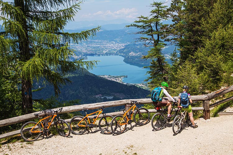 foto di ebike e persone in alpe cimbra