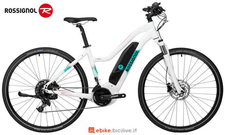 Una bici elettrica a pedalata assistita da donna Rossignol E TRACK 700 W