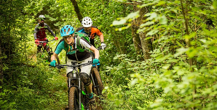 biker donna con una e-mtb Lapierre
