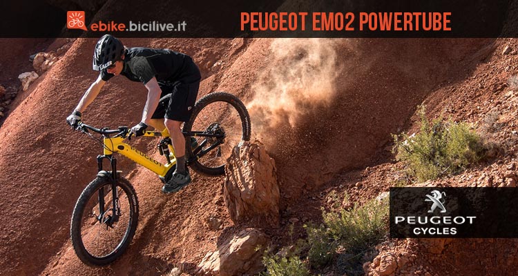 biker in sella a una Peugeot eM02 PowerTube