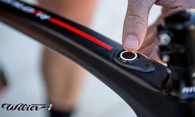 E-bike Wilier Cento1 hybrid particolare del tubo orizzontale con bottone per accensione motore