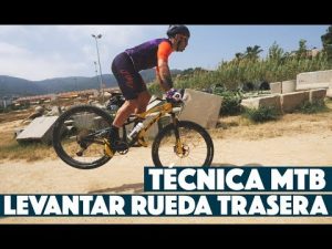 TÉCNICA MTB: CÓMO LEVANTAR RUEDA TRASERA | Valentí Sanjuan y Laura Celdrán