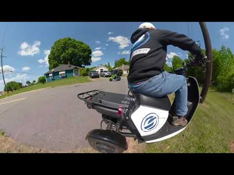 Racing the VENTURE vs. Honda GROM – side cam